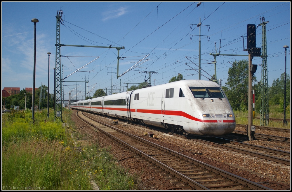 Zwei verschiedene Triebkpfe, ein ICE: 401 504-6  Mhldorf am Inn  und 402 045 am Schlu fahren am 24.07.2012 durch Berlin Schnefeld Flughafen