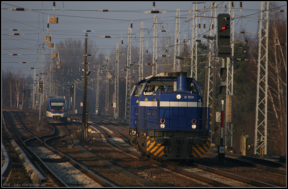 Zweimal Blau-Weiß in Karow: während NE 27 Richtung Basdorf entschwindet, ist InfraLeuna 207 und 209 zum Karower Kreuz unterwegs (NVR-Nummer 92 80 1275 010-7 D-LEUNA, gesehen Berlin Karow 24.02.2011)