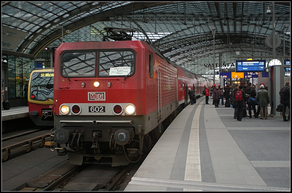 Zwischen Nauen und Berlin Charlottenburg pendelt MEG 602 / 143 204 für DB Regio. Hier hält sie am 20.01.2011 mit der RB14 Nauen planmäßig in Berlin Hauptbahnhof.