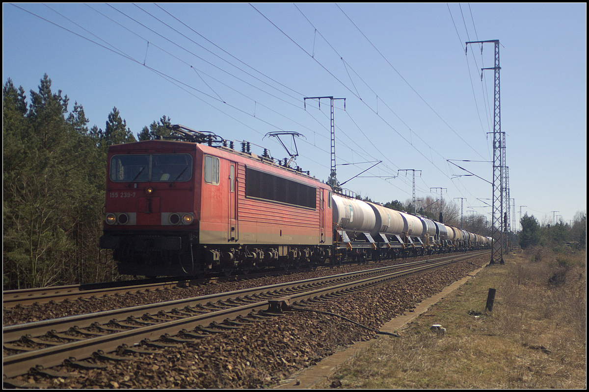 155 239-7 der Erfurter Bahnservice (EBS) war leider im Gegenlicht mit Kesselwagen am 06.04.2018 in der Berliner Wuhlheide unterwegs
