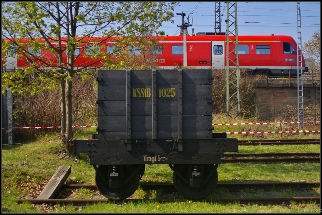 6. Dresdner Dampfloktreffen, 12.04.2014: Zweiachsiger Hochbordwagen K.S.StB 1025 der Kniglich Schsichschen Staatsbahn trifft auf modernen Regionalzug