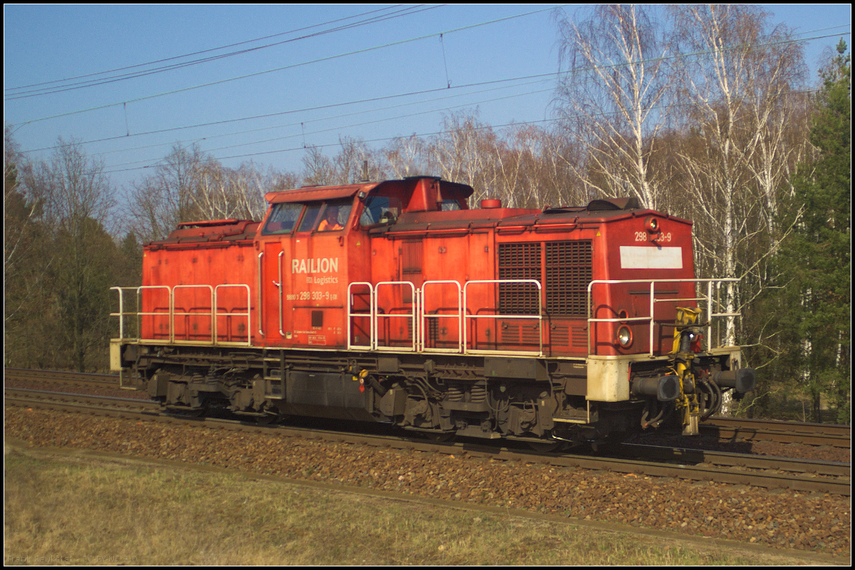 Als sogenannte  Kaffee-Lok  war DB Cargo 298 303-9 am 09.04.2018 in der Berliner Wuhlheide zu ihrem Zug unterwegs.