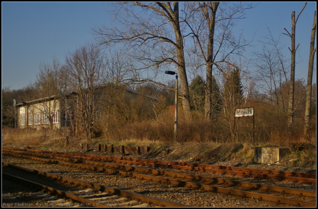 Alterer Bahnsteig mit ebenso altem Stationsschild am Bahnhof Velten (Mark) am 10.03.2014