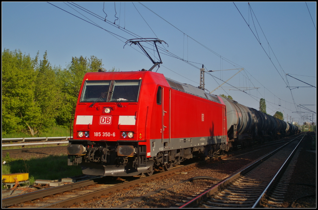 Am 11.05.2017 fuhr DB Cargo 185 350-6 mit einem Kesselwagenzug durch Berlin-Hohenschönhausen