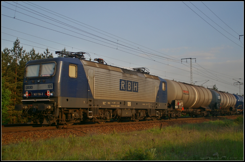Am Ende eines Kesselwagenzugs, der am 19.05.2017 durch die Berliner Wuhlheide fuhr, lief kalt RBH 109 / 143 936-3 mit