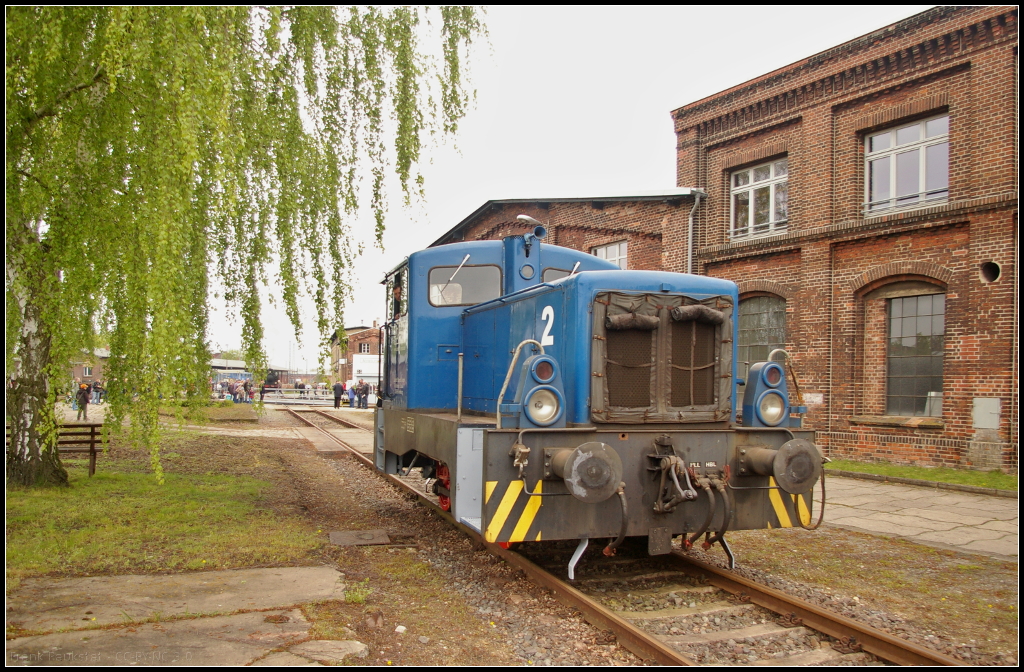 Am Lokschuppen fährt die ehemalige Lok 2 des Werks Zellstoff Stendal vorbei. Gebaut wurde die Lok vom Typ V 22 bei LKM im Jahr 1976 und ist nun bei den Dampflokfreunden Salzwedel e.V. im Bestand. Zeigen konnte sie sich beim Fest  30 Jahre Traktionswechsel Wittenberge  am 06.05.2017