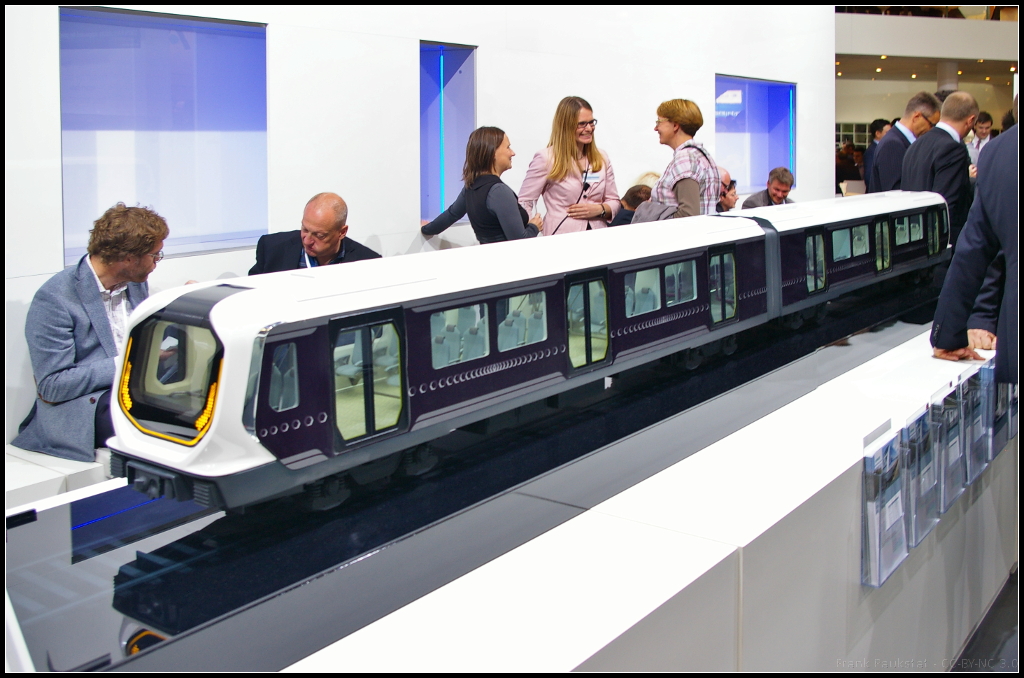 Am Messestand von Siemens auf der InnoTrans 2014 waren auch diverse Modelle ausgestellt. Zu diesem zweiteiligen Zug konnte ich leider keine weiteren Daten finden.