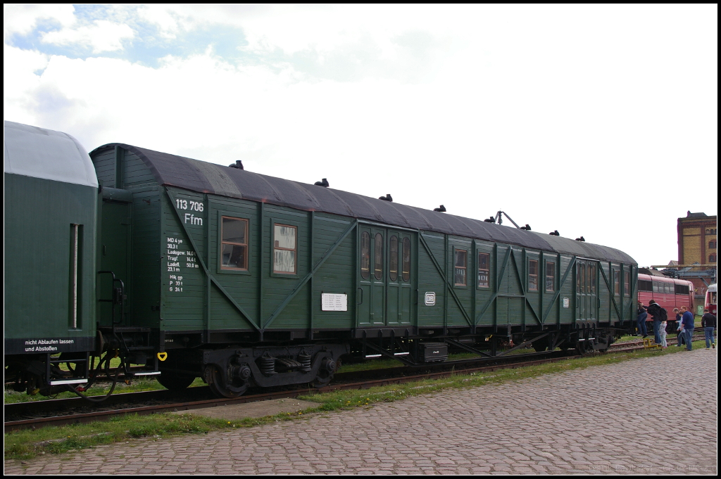 [Archiv] DB 113 706 Ffm MD4ye diente am 07.05.2017 bei dem Familienfest der Magdeburger Eisenbahnfreunde am Wissenschaftshafen als Ausstellungswagen, der auch gut besucht wurde.