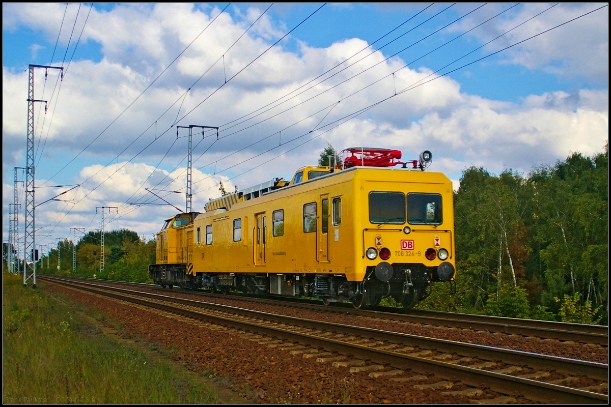 [Archiv] DB Netz 708 324-9 wurde am 01.10.2013 von 203 301 durch die Berliner Wuhlheide gezogen.