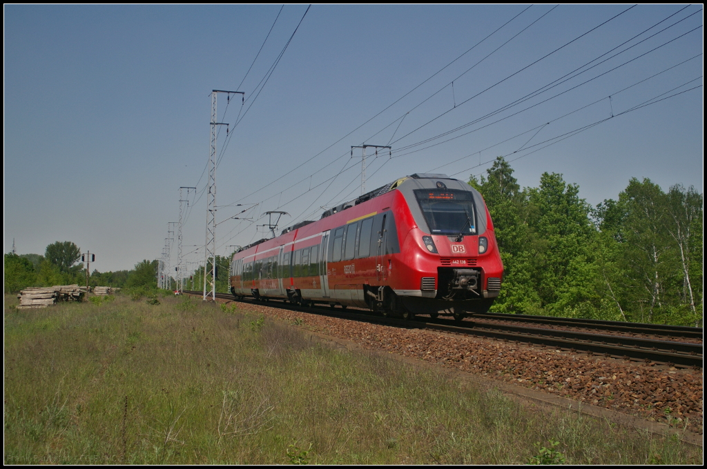 Auf Dienstfahrt fuhr am 19.05.2017 DB Regio 442 138-4 Richtung Schnefeld durch die Berliner Wuhlheide