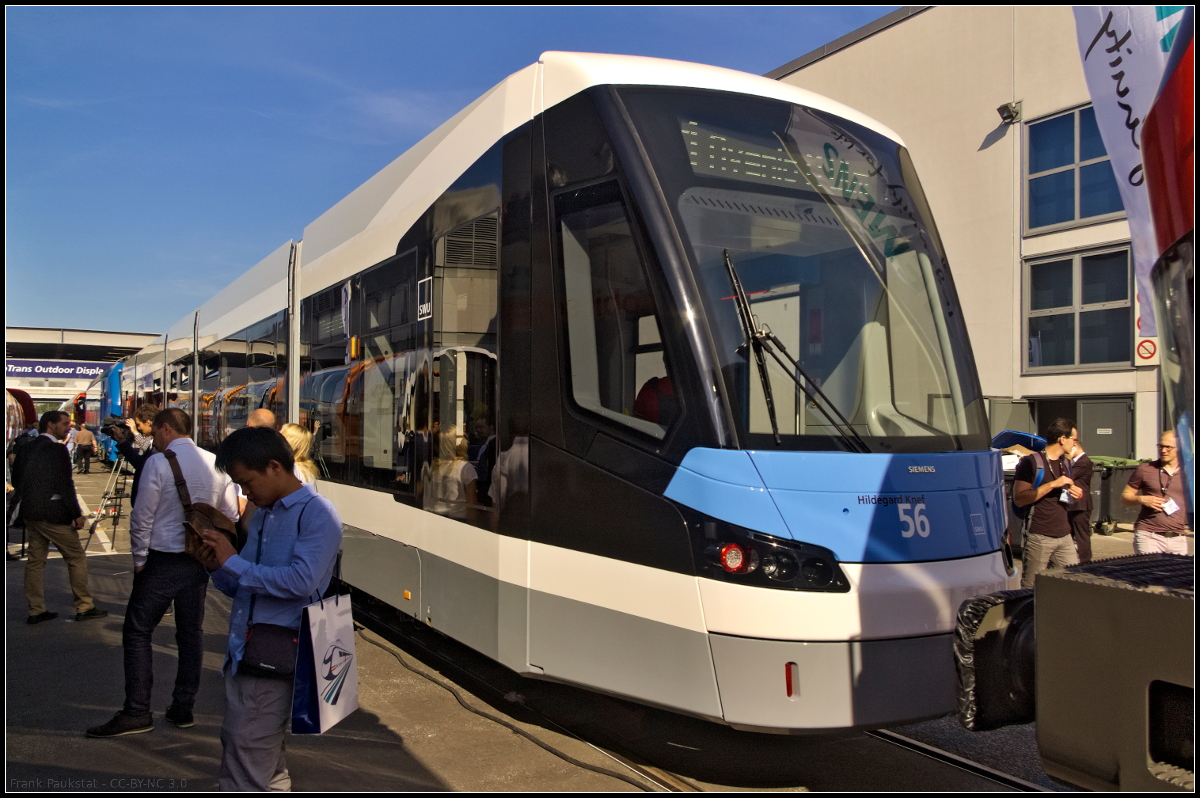 Auf der InnoTrans 2018 wurde die neue 5-teilige Multigelenk-Straßenbahn der Baureihe Avenio M von Siemens vorgestellt. Vorgesehen ist der Typ für die Stadtwerke Ulm Verkehr GmbH zum Einsatz auf den Steilstrecken. Weiterhin ist das Fahrzeug in den Punkten Brandschutznormen und Crashsicherheit optimiert. Das Kollisionswarnsystem  Siemens Tram Assistant  soll den Fahrer dabei unterstützen Unfälle zu vermeiden. Ausgestellt war am 18.09.2018 das Fahrzeug SWU 56, das auf den Namen 'Hildegard Knef' getauft wurde.