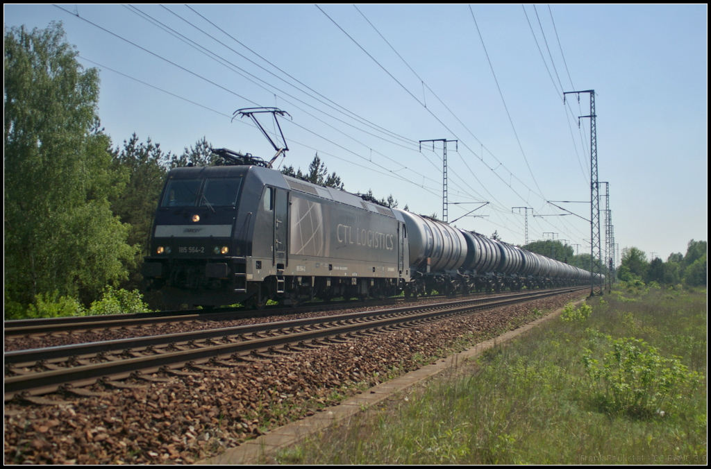Aus dem Gegenlicht kam CTL 185 564-2 mit ihrem GATX-Kesselwagenzug, als sie am 19.05.2017 durch die Berliner Wuhlheide fuhr
