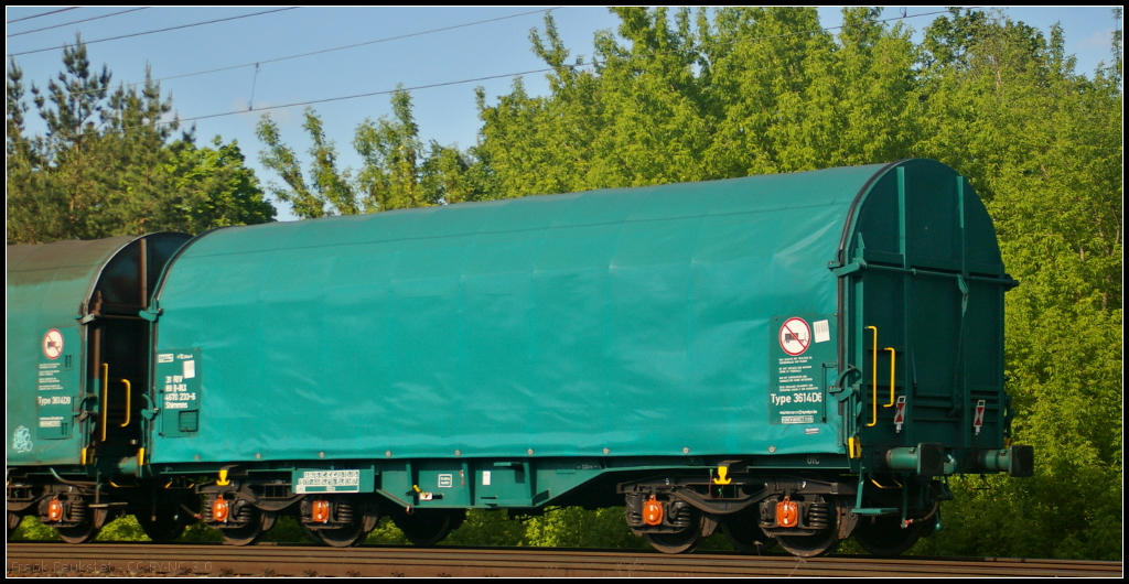 B-BLX 31 88 4670 233-7 Shimmns war am Ende eines gemischten Güterzugs eingereiht, der am 26.05.2017 durch die Berliner Wuhlheide fuhr. Der Haltercode BLX war einmal B-Logistics, die Firma nennt sich jetzt LINEAS.