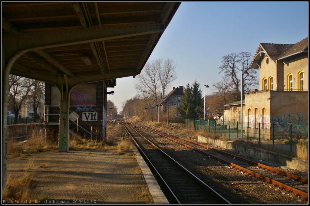 Bahnhof Velten (Mark) Blickrichtung Kremmen bzw Wittenberge. Rechts befindet sich das Bahnhofsgebude mit den ehemaligen Bahnsteigen (10.03.2014)