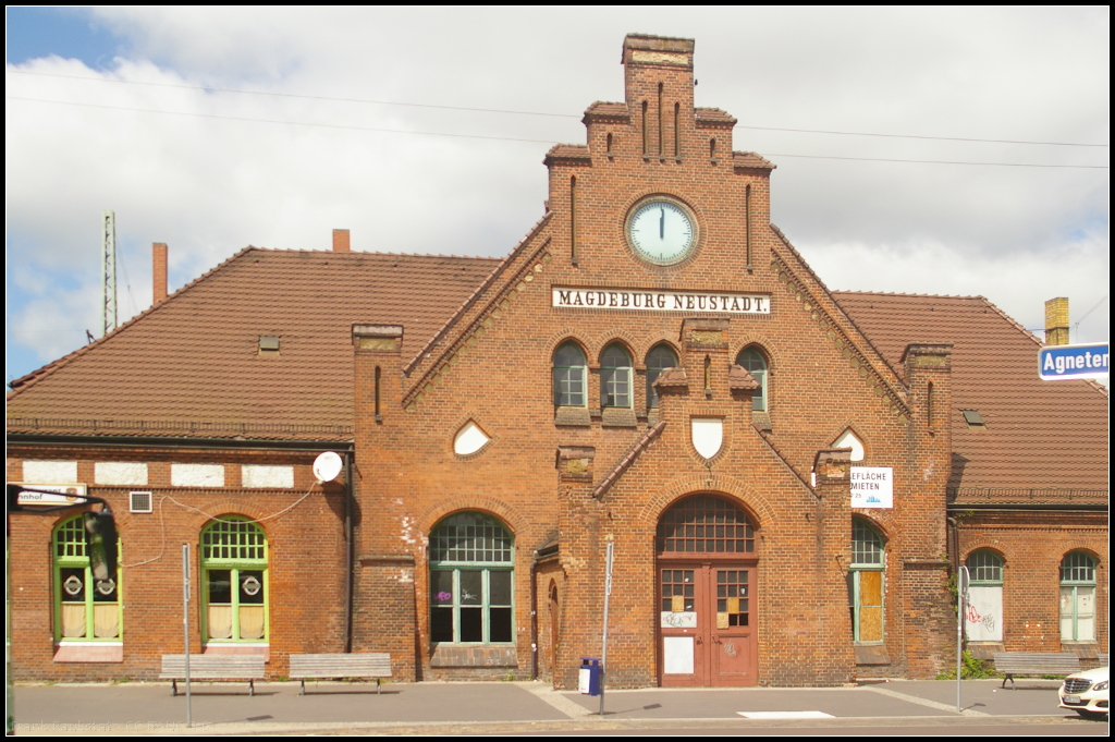 Bahnhofsgebude Magdeburg Neustadt, 10.05.2015
<br><br>
Der Bahnhof liegt an der Strecke 6110 (Helmstedt-Potsdam), 6402 (Magdeburg Hbf-Stendal) und an der Gterbahn 6406 (Abzw. Glindenberg-Schnebeck/Elbe). Bedient wird der Bahnhof von S- und Regionalbahnen. Der Bahnhof wurde 1873 erffnet, dem man das Alter auf den Bahnsteigen leider auch ansieht und befindet sich heute zum Teil in Privatbesitz.