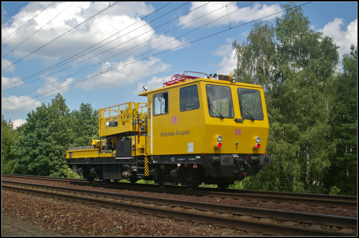 Bei dem Bahndienstwagen 9136 011-0 handelt es sich um ein Motorturmwagen des Typs MTW 100 von Plasser & Theurer. Insgesamt wurden sieben dieser Fahrzeuge für die Oberleitungsmontage an den Maschinenpool der DB Bahnbau GmbH geliefert (VDM Nr 97 99 06 006 17-1)