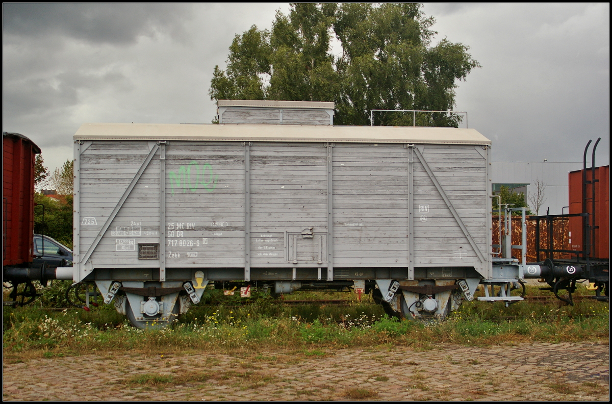 Bei dem Wagen der Gattung Zekk handelt es sich um einen Behlterwagen mit indirekter Heizung und Isolierung. Er diente zum Transport von Wein, Most und Maische. Der Wagen wurde durch ein Projekt der Agentur fr Arbeit Magdeburg von 2003 bis 2004 durch die GISE mbH in Zusammenarbeit mit den Magdeburger Eisenbahnfreunden e.V. (MEBF) vor der Verschrottung gerettet. Zu sehen war der Wagen whrend des Familienfest des MEBF am 09.09.2017 am Wissenschaftshafen in Magdeburg (25 MC RIV 50 DR 717 8026-6 Zekk [7158])