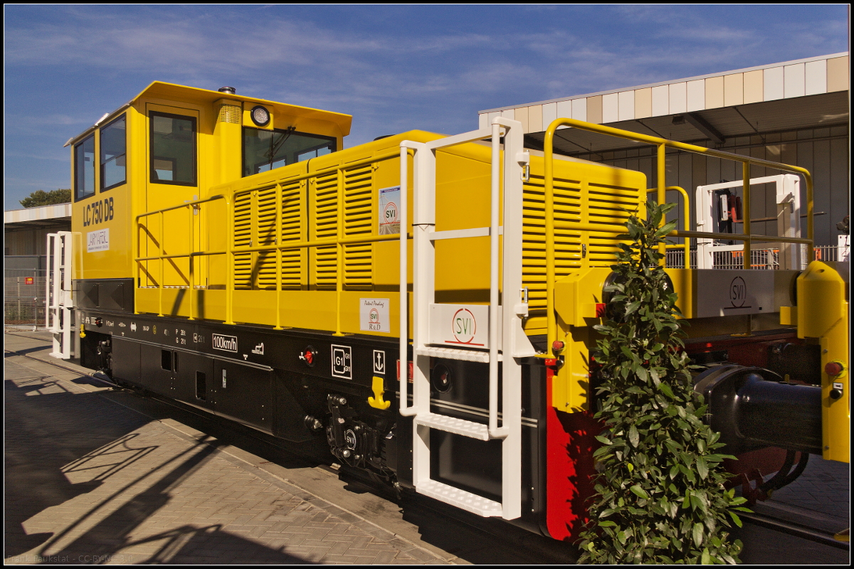 Bei der LC 750 DB handelt es sich um eine zweiachsige Diesellokomotive für den Rangierdienst. Sie besitzt eine Doppelkabine und erreicht Vmax 100 km/h. Eingesetzt wird sie bereits vom italienischen Unternehmen Armafer. Ausgestellt war die Lok des Herstellers SVI auf dem Freigelände während der InnoTrans 2018 in Berlin.