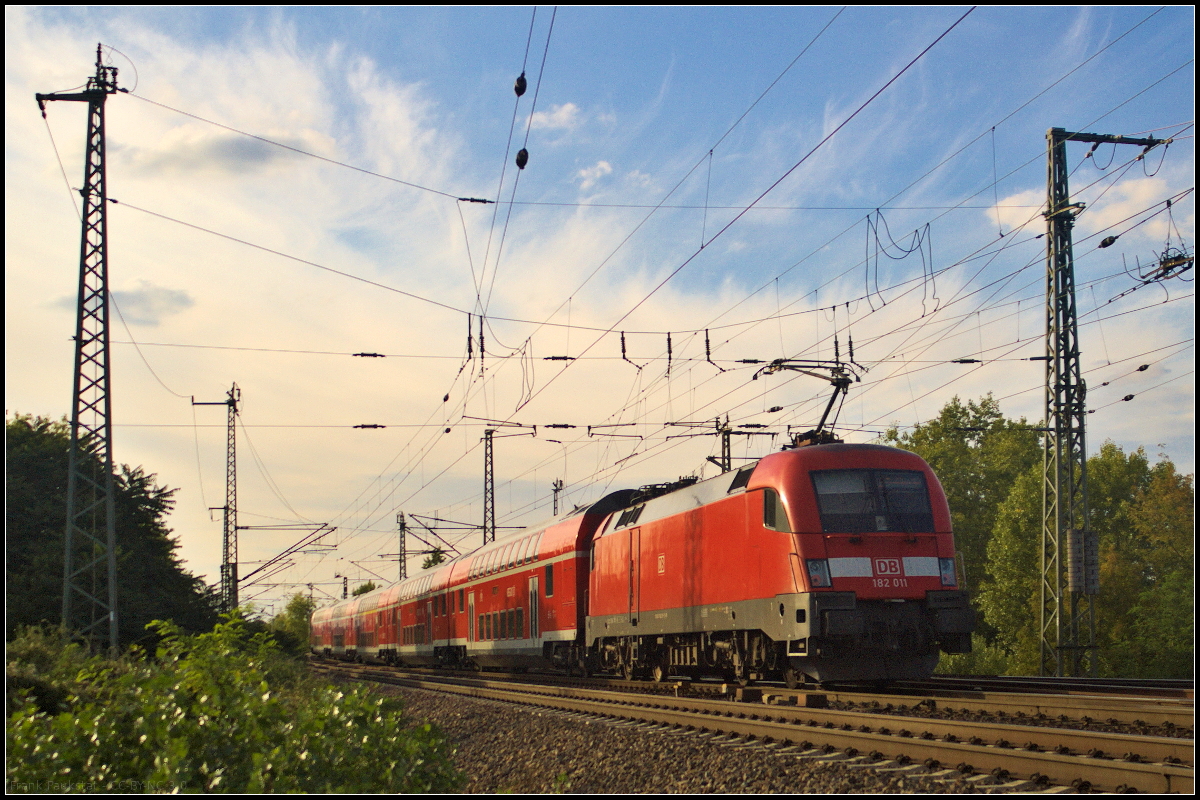 Bei tief stehender Sonne fuhr DB Regio 182 011-7 mit dem RE1 Richtung Magdeburg Hbf am 08.09.2018 am Abzweig Eichenweiler vorbei.