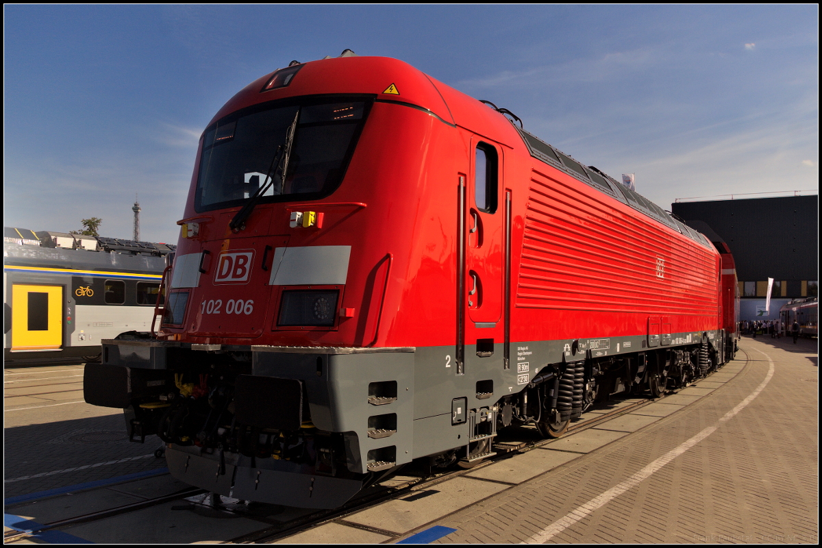 Bereits 2016 wurde die Baureihe 102 für den NIM-Express (Nürnberg - Ingolstadt - München) von Skoda auf der InnoTrans vorgestellt. Die Züge sollen bis zu 200 km/h unterwegs sein. DB Regio 102 006 stand mit den ebenfalls von Skoda gebauten Doppelstockwagen auf dem Freigelände auf dem Messegelände.