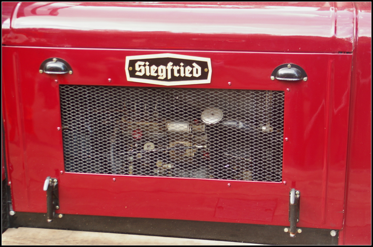 Blick auf das Motorgitter aus Streckmetall des Rottenkraftwagen MKB 51  Siegfried  der AG Märkische Kleinbahn e.V., das nicht nur der besseren Kühlung dient sondern auch einen Einblick in den Motorraum gewährt.