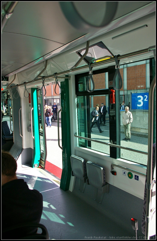 Blick auf den Tr- und Mehrzweckbereich mit Rollstuhlplat der Skoda ForCity Classic der Stadt Konya. Die Tram war auf der InnoTrans 2014 in Berlin ausgestellt