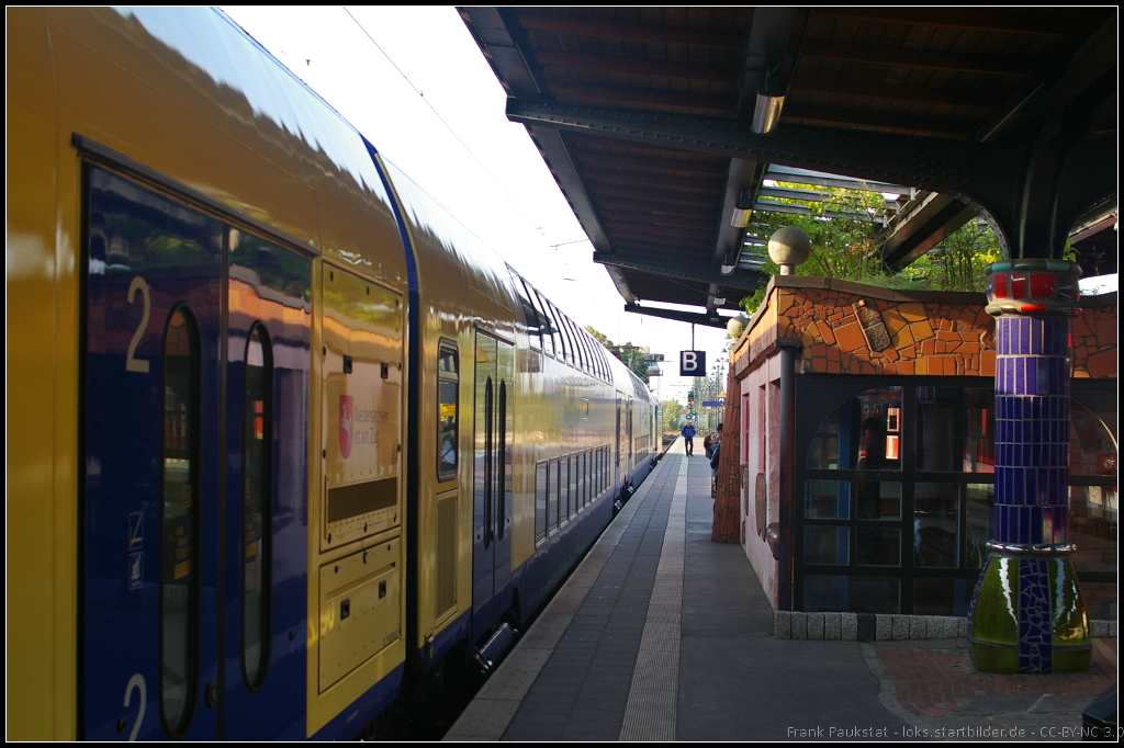 Blick auf die Wartehalle am Bahnsteig 102/103 mit den fr den Hundertwasser-Bahnhof Uelzen so typischen Verzierungen (05.09.2014)