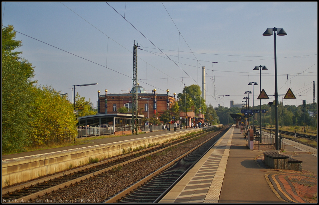 Blick entlang der Bahnsteige 101, 102 und 103 auf das Bahnhofsgebude des Bahnhofs Uelzen am 05.09.2014