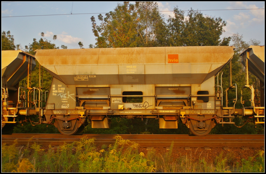 D-HVLE 23 80 6450 098-2 Fcs
<br><br>
Es ist ein Schttgutwagen mit dosierbarer Schwerkraftentladung. Eingestellt war der Wagen am 16.09.2014 in einen Zug mit weiteren Fcs der HVLE, der durch die Berliner Wuhlheide fuhr.