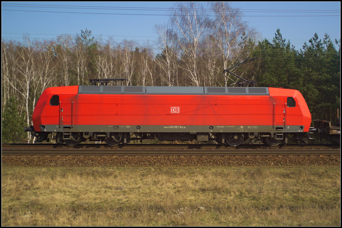 Damit sich DB Cargo 145 057-6 noch einmal im Profil präsentieren konnte, hatte die Sonne am 09.04.2018 doch noch ein Einsehen als die Lok mit ihrem Stahlzug durch die Berliner Wuhlheide fuhr.