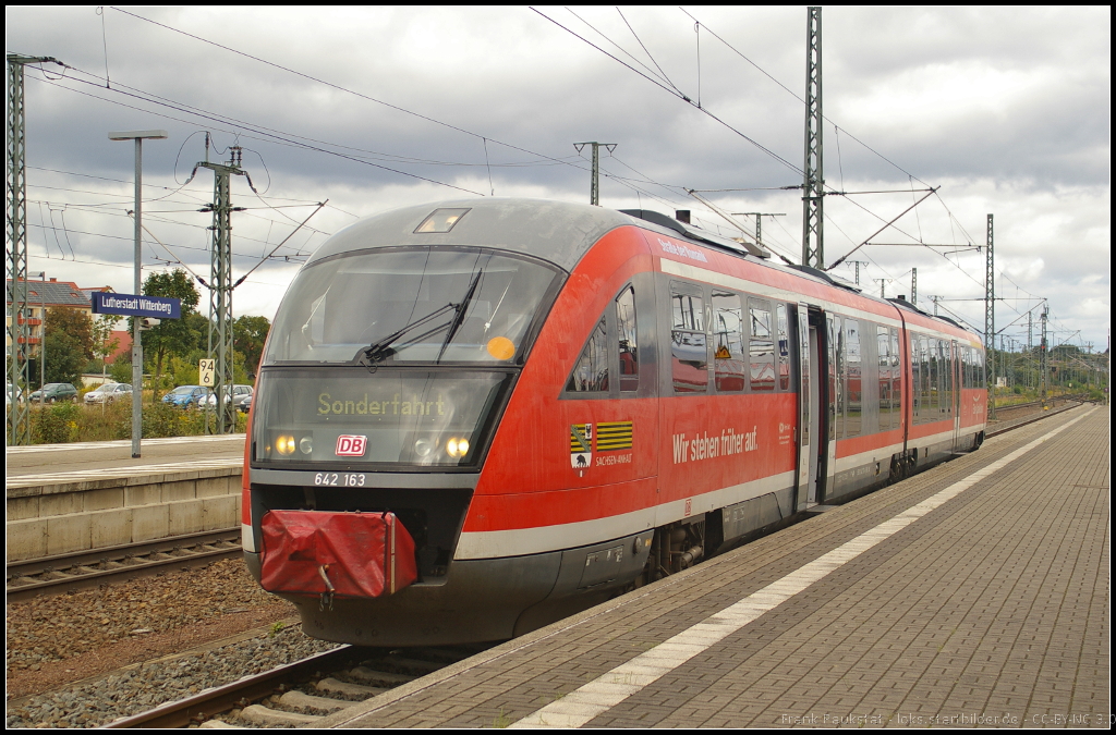DB 642 163  Strae der Romanik  wurde zwischen dem Bahnhof Lutherstadt Wittenberg und dem ehemaligen Bahnbetriebswerk am 15.09.2013 an den Bahnaktionstagen des Frdervereins Berlin-Anhaltinische Eisenbahn e.V. als Pendelzug eingesetzt