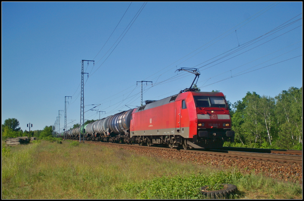 DB Cargo 152 045-1 fuhr mit einem Kesselwagenzug, der Dieselkraftstoff oder Gasl oder leichtes Heizl geladen hatte, am 27.05.2017 durch die Berliner Wuhlheide