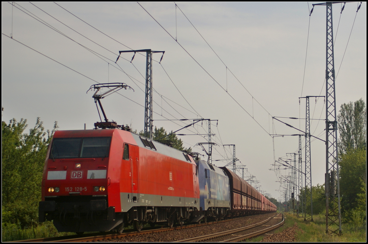 DB Cargo 152 128-5 und 152 136  AlbatrosExpress  fuhren mit dem Erzpendel am 09.07.2017 durch die Berliner Wuhlheide