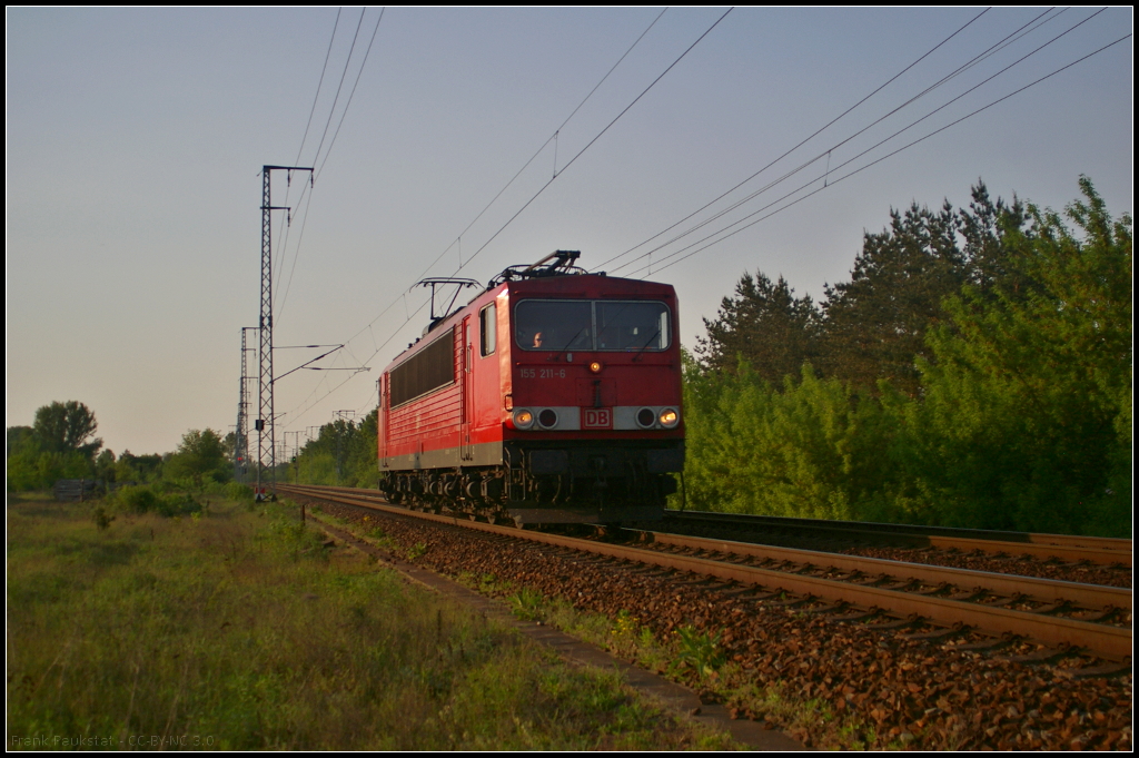 DB Cargo 155 211-6 fuhr in der Abendsonne am 19.05.2017 solo durch die Berliner Wuhlheide