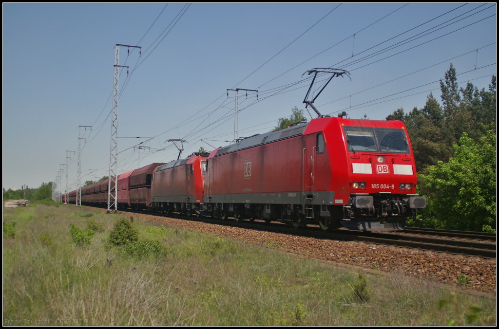 DB Cargo 185 004-9 zog am 19.05.2017 mit einer Schwesterlok den Kohlependel durch die Berliner Wuhlheide