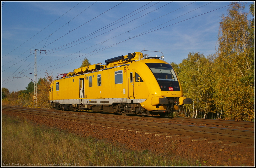DB Netz 711 122 am 22.10.2013 unterwegs in der Berliner Wuhlheide