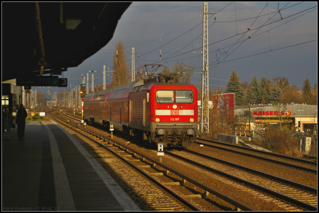 DB Regio 112 187-0 fuhr mit einem RE am 23.11.2014 durch Berlin-Karow