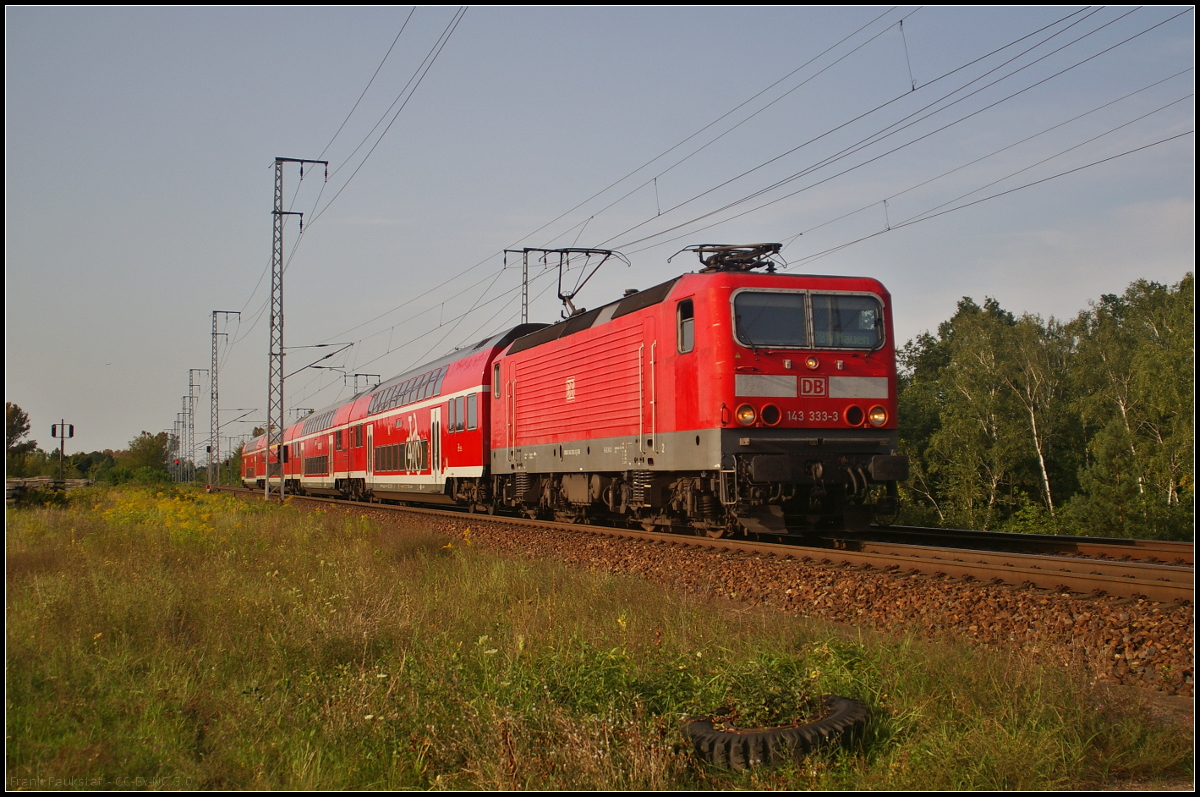 DB Regio 143 333-3 fuhr auf Dienstfahrt am späten Nachmittag als RB14 Nauen am 30.08.2017 durch die Berliner Wuhlheide nach Schönefeld