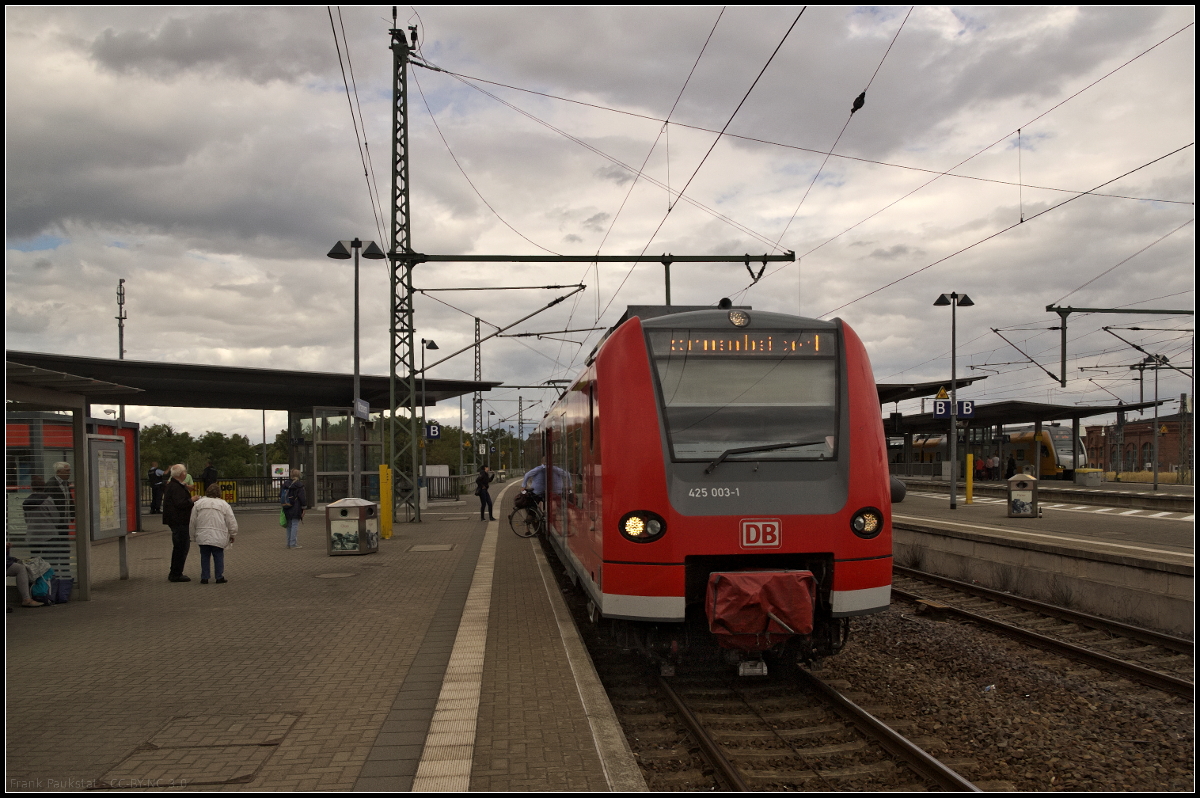 DB Regio 425 003-1 stand als S1 Schönebeck-Bad Salzelmen auf Gleis 1 am 25.08.2018 im Bahnhof Wittenberge abfahrbereit