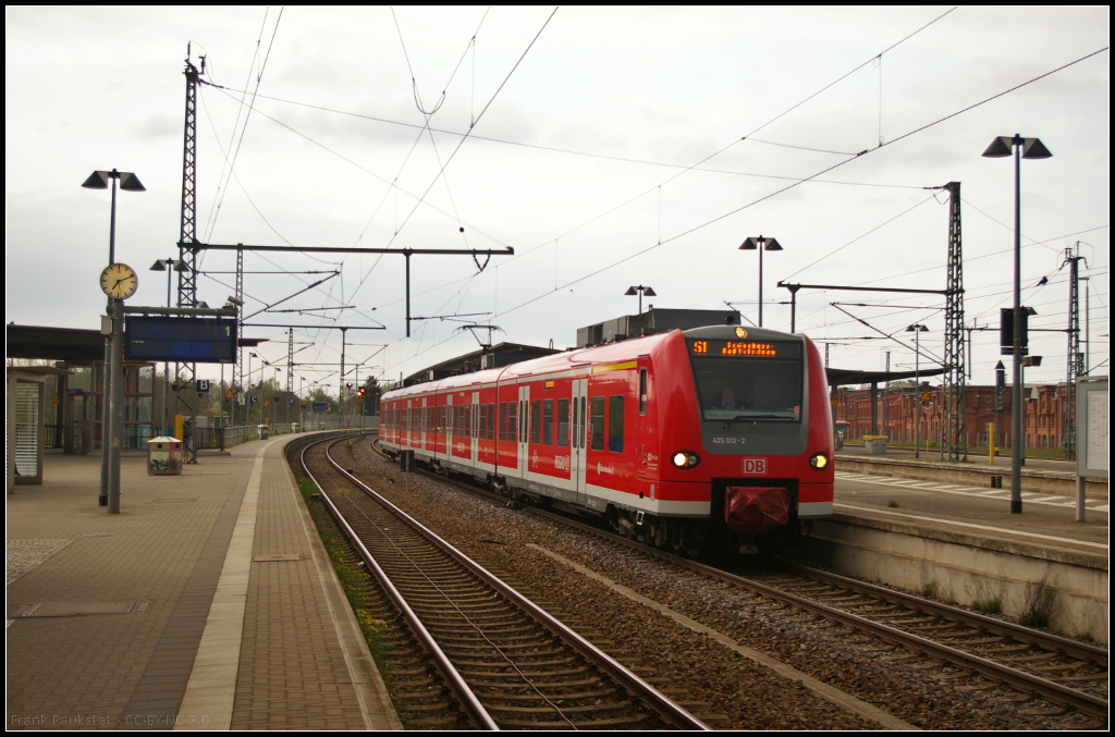 DB Regio 425 012-2 der S-Bahn Mittelelbe als S1 Schönebeck-Bad Salzelmen bei der Ausfahrt am 06.05.2017 aus den Bahnhof Wittenberge