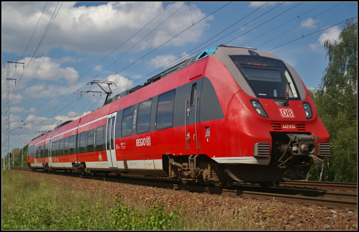 DB Regio 442 134-3 war am 09.08.2017 durch die Berliner Wuhlheide auf dem Weg zum Bahnhof (Berlin) Schönefeld Flughafen um dann als Verstärker den Dienst aufzunehmen