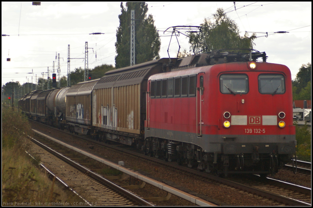 DB Schenker 139 132 mit einem gemischten Güterzug am 17.09.2013 in Berlin-Karow