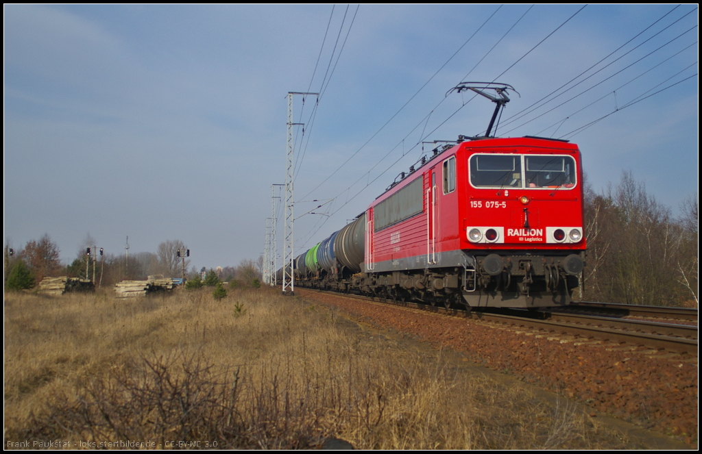 DB Schenker 155 075 mit einem Kesselwagen-Zug am 07.03.2014 durch die Berliner Wuhlheide