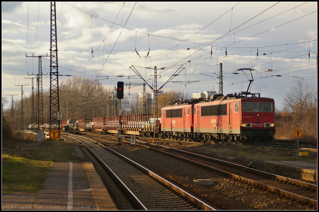 DB Schenker 155 081 und kalt 155 114 mit einem gemischten Gterzug am 22.02.2014 durch Leipzig-Thekla
<br><br>
Update: 155 081 am 21.05.2015 in Opladen verschrottet