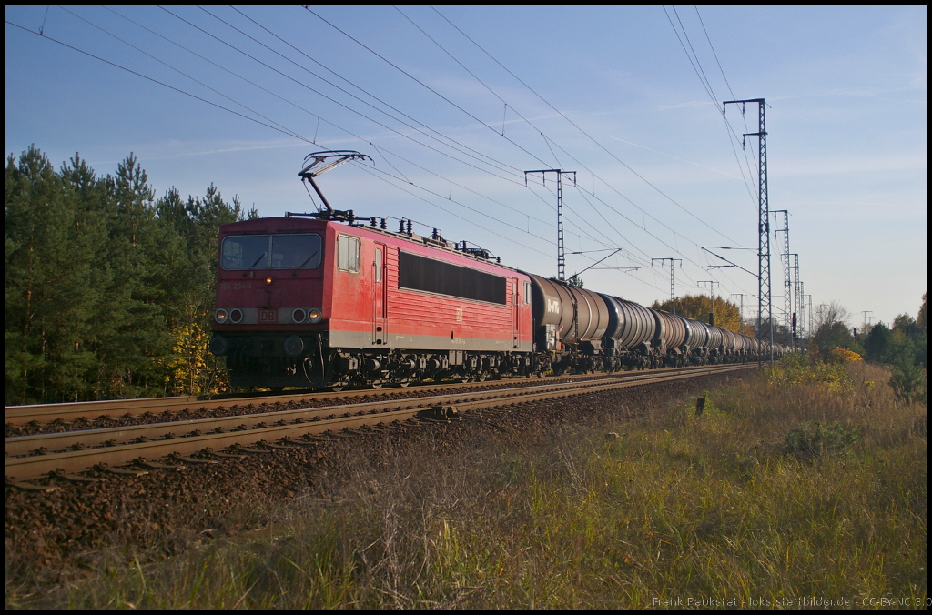 DB Schenker 155 204 am 22.10.2013 mit einem Kesselwagen-Zug in der Berliner Wuhlheide