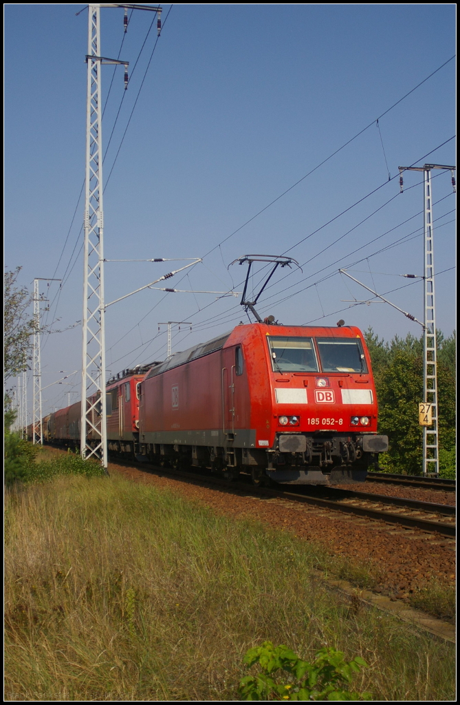DB Schenker 185 052-8 mit Wagenlok 155 033 und einem Gterzug am 17.09.2014 in der Berliner Wuhlheide