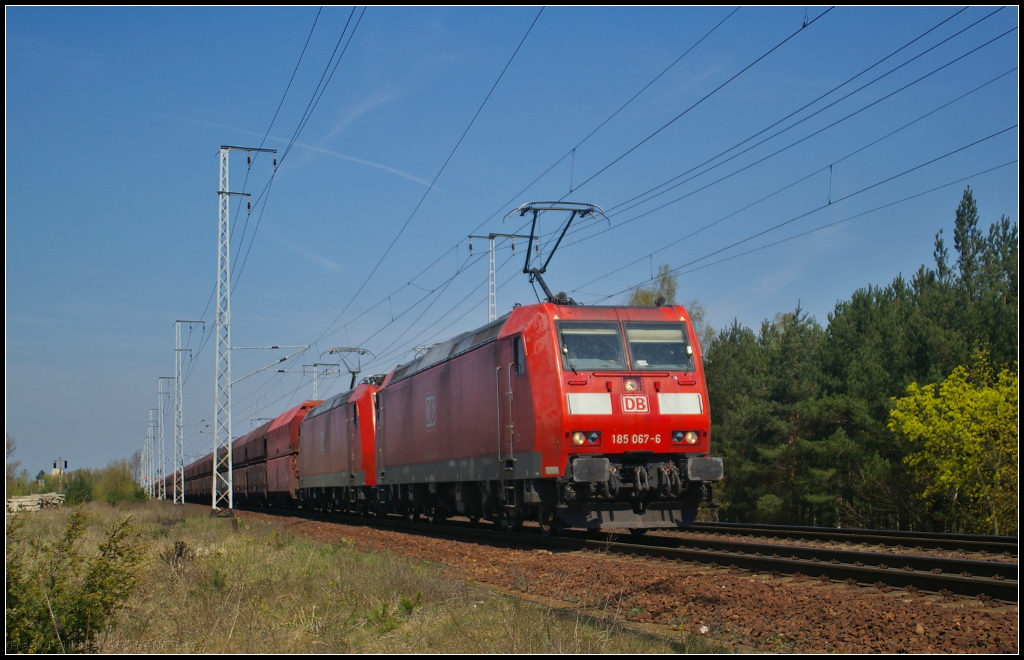 DB Schenker 185 067-6 und 185 078 fuhren mit Falns-Wagen durch die Berlin Wuhlheide, 23.04.2015
