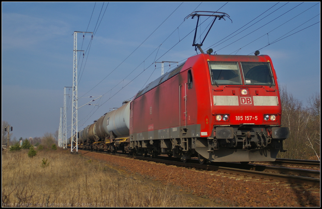 DB Schenker 185 157 mit Zas-Wagen am 07.03.2014 durch die Berliner Wuhlheide