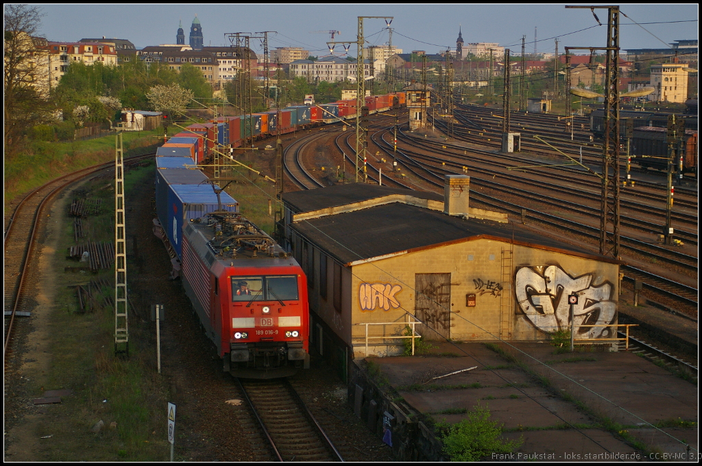 DB Schenker 189 016-9 mit Container-Zug am 12.04.2014 in Dresden-Friedrichstadt
