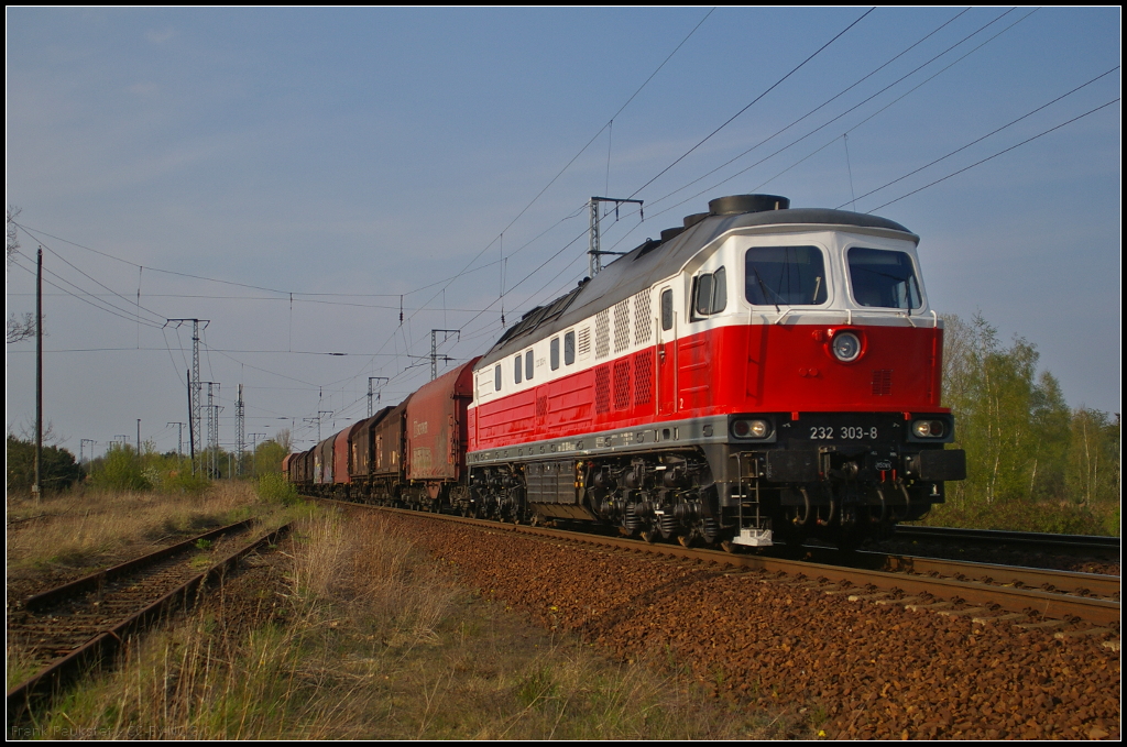 DB Schenker 232 303-8 mit Coils in Berlin Wuhlheide, 24.04.2015
<br><br>
Die Lok ist Eigentum von DB Schenker Rail Polska S.A. und wurde 2012 an die DB Schenker Rail Deutschland AG untervermietet (NVR-Nummer 92 80 1232 303-8 D-DB SPL)